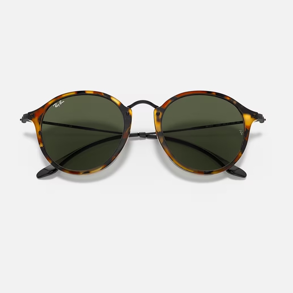 Ray Ban ROUND FLECK. FRAME: Polished Black Havana. LENSES: Mirrored Green